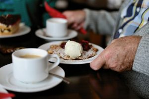 Kaffee – Eis – Kuchen; Gemütlich im Garten sitzen